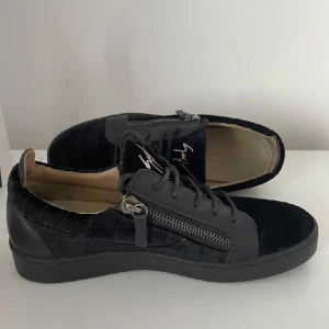 Guiseppe Zanotti - Ett bra skick då de även är rena, kuvert och dustbag finns också, storlek 42 men passar 43.