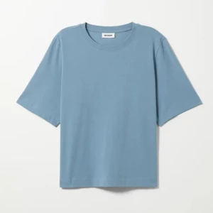 Weekday tshirt  - Knappt använd 