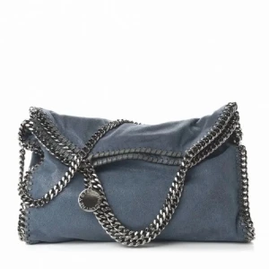 Stella McCartney väska - Säljer min fina blå-glittriga äkta Stella McCartney väska, skriv för mer bilder på defekter osv. Rymlig väska perfekt för skolan. Nypris: 11 000