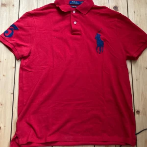 Ralph Lauren pikétröja  - Använd lite, inget synligt fel med den. Allt stämmer med att den är äkta. Om du vill veta mer om den eller ha fler bilder skriv så fixar jag