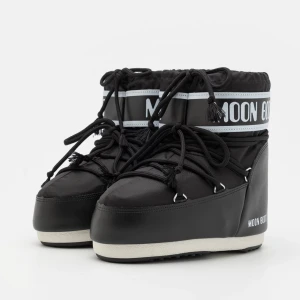 Moonboots  - Säljer dessa fina låga moonbootsen i storlek 39-41💞 Nästintill nyskick då dom endast är använda några fåtal gånger under förra vintern! Passar mig bra som har storlek 39💞Skriv för egna bilder💕