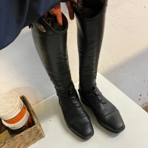 Parlantistövlar strl. 39 - Svarta Parlanti Passion SH strl. 39, ridna i ett par gånger annars som nya. 