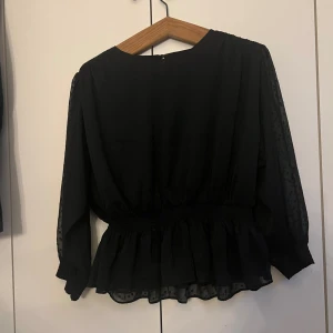 Fin svart blus - Jätte fin blus önskade att jag kollade storlek innan jag köpte den🤣