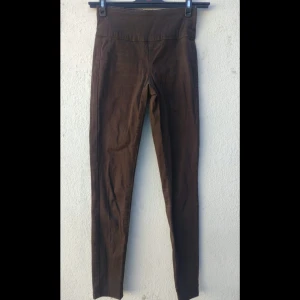 Byxor från pieces accessories  - Byxorna är skinny. De har en kedja samt fickor på baksidan. De är högmidjade. Säljer för att de inte längre passar. 