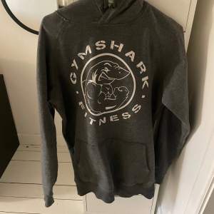 Tjena, säljer nu min gymshark hoodie för att den ej kommer till men den är i bra skick. Storlek S men den passar lätt M kanske till och med en L. Om du har några frågor eller funderingar så är de bara att höra av dig. 