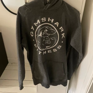 Gymshark  - Tjena, säljer nu min gymshark hoodie för att den ej kommer till men den är i bra skick. Storlek S men den passar lätt M kanske till och med en L. Om du har några frågor eller funderingar så är de bara att höra av dig. 