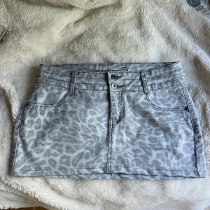 Jeanskjol - Grå leopardmönstrad jeanskjol, uppsydd nertill, bra skick💞 40cm i midjan