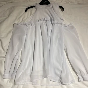 Blus som knyts vid halsen - Vet ej vilken storlek eller märke det är då lappen saknas men den passar mig som brukar ha S/M🩷 Färgen är jätte ljus blå, nästan vit!