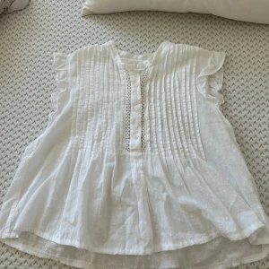 Söt blus😍 - Säljer denna super söta blusen så den inte kommer till användning ❤️ Den är omsydd då den är klippt och insydd ca 5 cm ❤️ Skriv vid fler bilder eller frågor ❤️
