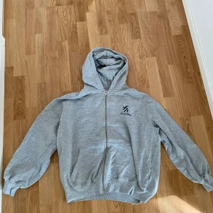 Grå zipup hoodie - Grå zipup hoodie i storlek M. Den sitter lite croppad. Bra skick