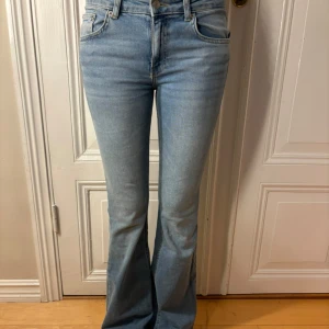 Lågmidjade ljusa jeans - Hej! Säljer nu dessa superfina lågmidjade jeans från lager 157 som jag växt ur | Använt dem fåtal gånger | Hör av er vid minsta lilla intresse💕