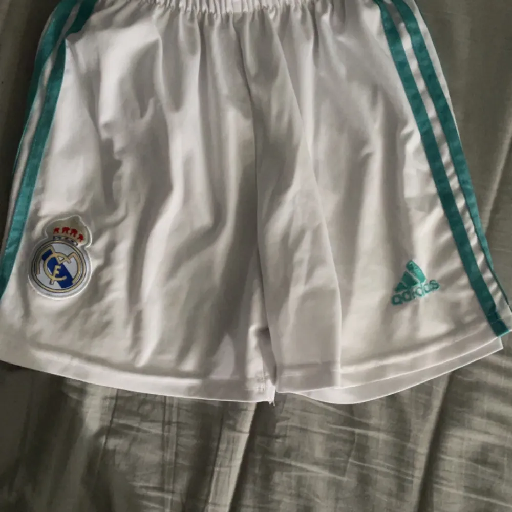 Säljer nu dessa real Madrid shorts då dom inte kommer till användning. Bra skick, köpta för 399 kr. Shorts.