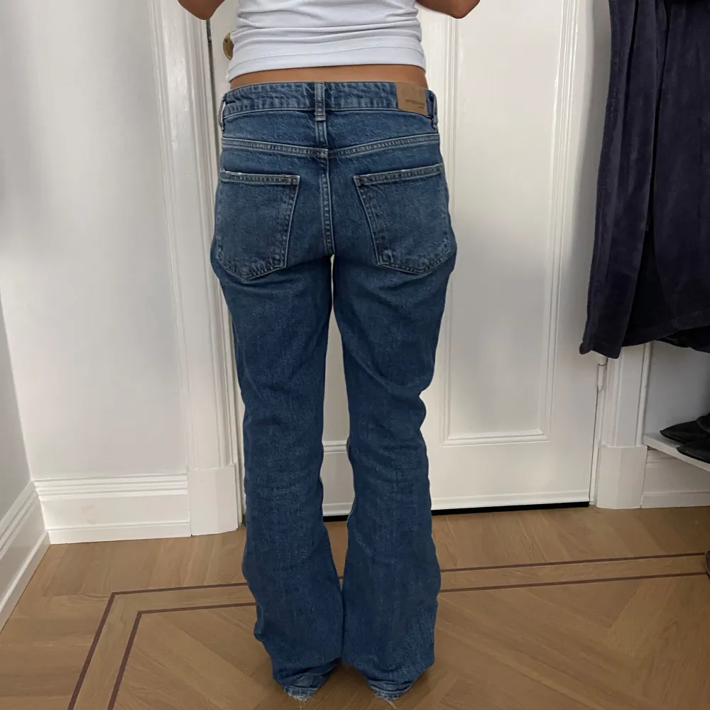 Lågmidjade bootcut jeans från Gina tricot.  Midjemått: 78 cm Innerbenslängd: 78 cm. Jeans & Byxor.