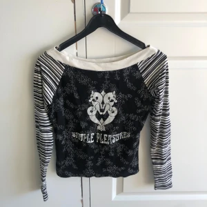 snygg randig tröja - randig cool only tröja! i använt men bra skick, lite urtvättad. tvättas före den skickas!❤️❤️