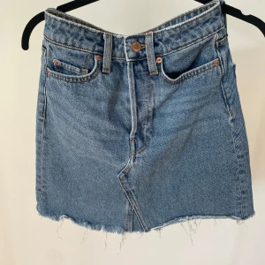 H&M kjol - Storlek: 32 Säljer denna snygga högmidjade kjolen från H&M pågrund av arg den inte satt så bra på mig. Köpte denna kjol på en loppis men är i fint skick.