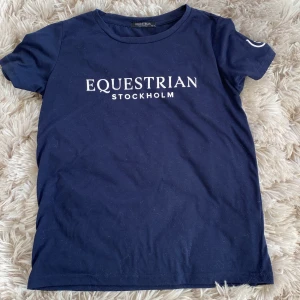 equestrian stockholm t-shirt - jättefin t-shirt från equestrian stockholm! den är använd ett fåtal ggr men väldigt sparsamt så den är fortfarande i bra skick. nypris är 299, jag säljer den för 45 kr💓