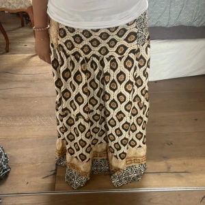  Långkjol / maxikjol -  Superfin lång kjol har tyvärr inte använt så Mycket som jag hoppades på💕 Jag är 156cm lång💖