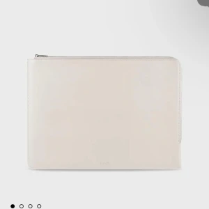 Datorfodral - Ljusbeige datorfodral från holdit, säljer pga aldrig använt det, så det är helt nytt