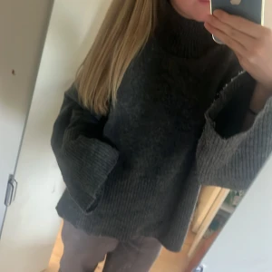 Stickad tröja  - Så fin mörkgrå stickad tröja från Gina Tricot. Storlek s o passar s-m. Jätteskön o fin o i superbra skick. Säljer då den är för stor för mig. KOLLA MIN PROFIL💕