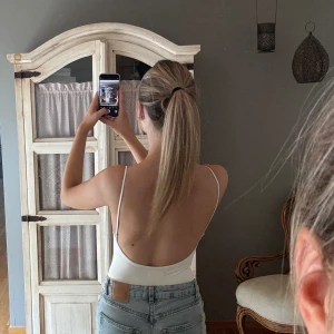 Body med öppen rygg - Säljer denna vita body från Meshki som är använd endast en gång. Säljer då den inte kommer till användning. Ryggen är helt öppen och banden är justerbara. Den är köpt i mindre storlek för att den ska sitta tajt. Köpt för 450 kronor.⭐️