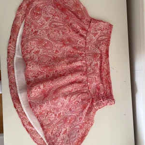 Mönstrad kjol - Mönstrad kjol som är gullig att ha på sommaren den var för liten för mig