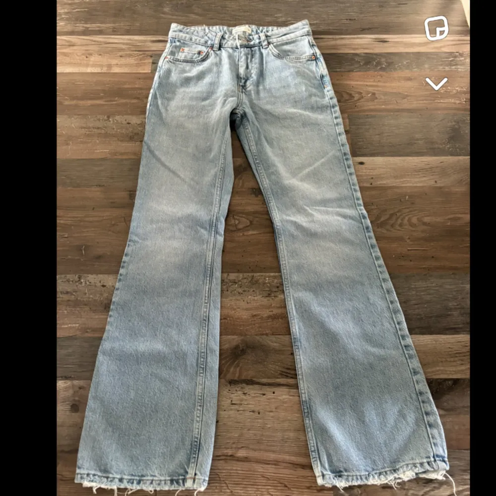 Gina Tricot jeans som är low/mid waist och bootcut. Fint skick, köparen står för frakten💙. Jeans & Byxor.