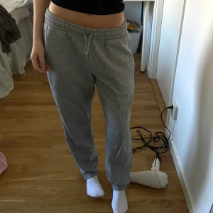 Mjukisbyxor - Säljer dessa mid/lågmidjade mjukisbyxor. Storlek XS, de passar mig perfekt som är 160cm. Säljer de då jag ej använder dem längre! De är i superbra skick. Säljer de för 99kr