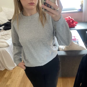 Grå crewneck - En grå skön crewneck från lager157