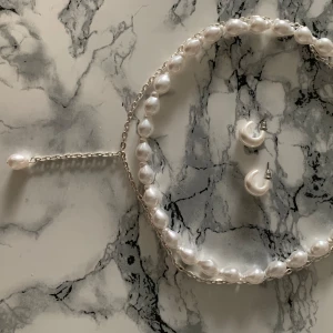 Pearly smycken set  - En söt pearly smycken set 🤍🤍 använd endast en gång 