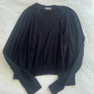 Svart kofta  - Säljer denna kofta då den inte används längre. Nopprig men inget man märker av 