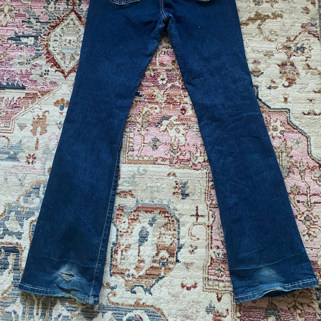 Low bootcut jeans med knappar på backfickan  - 92