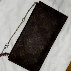 Louis Vuitton  -  Pochette Félicie tillhörande väska.  Superfin och behändig. Kommer med kedja så man kan ha den under armen!  Små märken i lädret kanterna som inte syns så mycket. Hör gärna av er med frågor eller kom med prisförslag 💕
