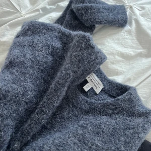 & other stories stickad tröja - Stickad tröja från other stories i blå melerad.  I mycket fint skick utan defekter eller andra anmärkningar.  Skickas eller hämtas upp i Kungsbacka. 