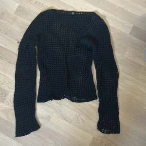 Svart stickad tröja från Obey - Säljer en svart stickad tröja från Obey i storlek XS. Tröjan är långärmad och har ett öppet stickmönster som gör den perfekt för lager-på-lager. Den är i bra skick och passar både till vardags och fest. Superfin och unik stil! 🌟