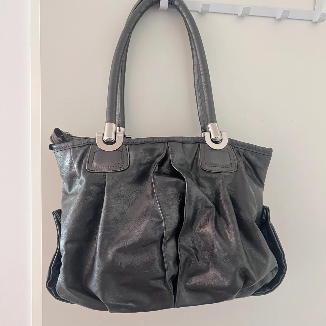 Grå/ silver handväska i skinn RETRO