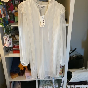 Kappahl klänning - Vit klänning från Kappahl. Aldrig använd. Prislappen sitter kvar. Skriv för fler bilder