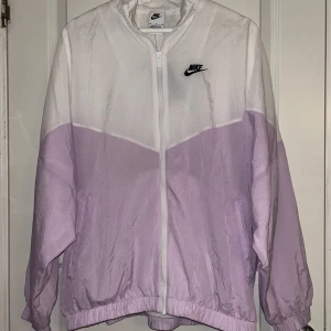 Nike sportswear essential windrunner - Säljer helt ny vindjacka från Nike. Köpt för ungefär 1 år sedan och är inte använd, lappen sitter kvar. Är oversised. Skriv till mig om du har frågor.