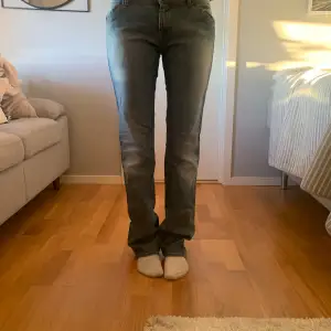 Jätte snygga jeans men tyvärr förstora i midjan. Midjemått rakt över 44 och innerbens längd 84cm. Dem är långa på mig som är 1,68cm. Inga defekter