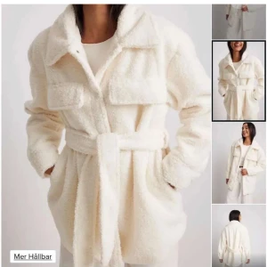 Vit teddyjacka med bälte - Säljer en supermysig vit teddyjacka. Jackan har en skön och fluffig textur, perfekt för kyliga dagar. Den har långa ärmar och ett bälte i midjan för en snygg passform. Perfekt för höst och vinter!🤍