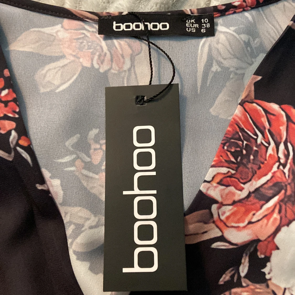 Blommig omlottklänning från Boohoo - 46