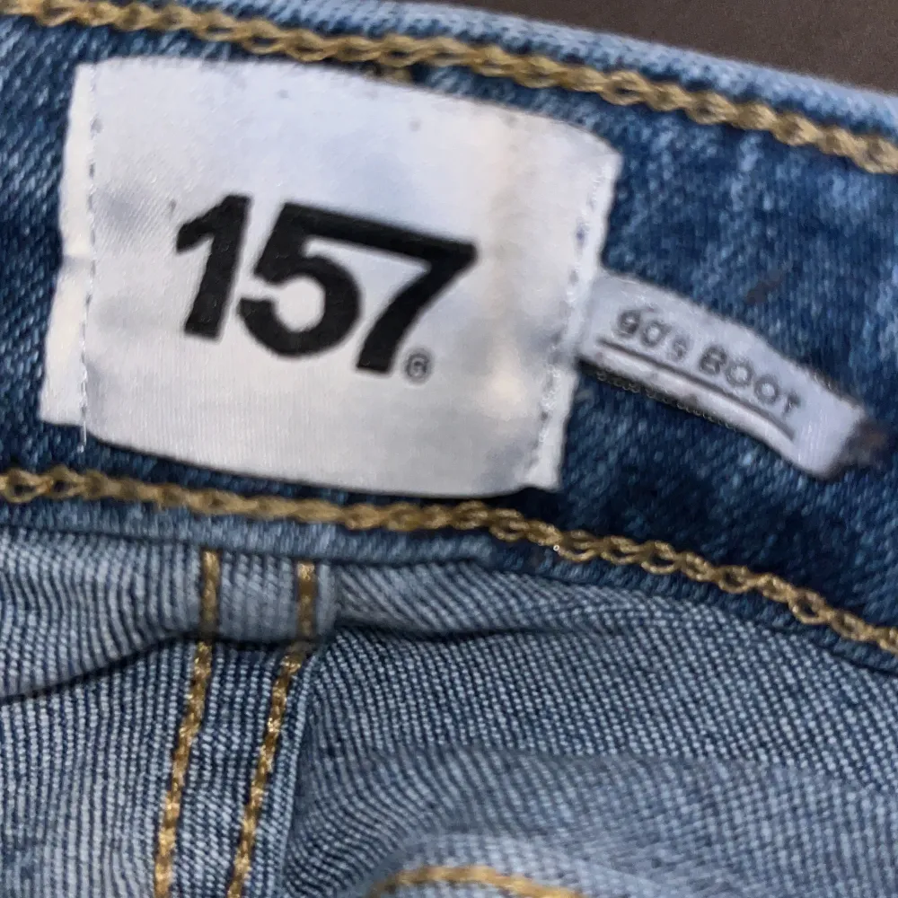 ett par jeans från lager 157, väldigt stretchiga. knappar på fickorna, modell ”90s boot” men skulle säca att de är mer raka i benen än bootcut. midjemått rakt över är ca 37cm. nypris 400kr, köparen står för frakt😚. Jeans & Byxor.