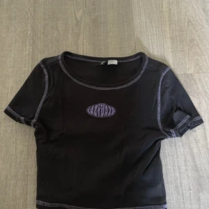 Crop top - En crop top har bara använt den 3 gånger då jag blev för lång för den. Den var inga fläckar eller hål.