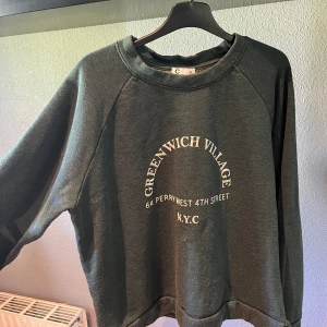 Tröja - Tröja med tryck på.  Sidan har slitzar. Knappt använd 