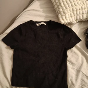  topp  - Jätte fin ribbad topp från Zara. Den är kort i modellen och aldrig använd pga att det inte riktigt är min stil❤️