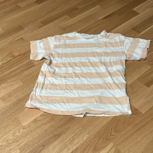 Vit och beige randig, T-shirt. - Använd några gånger.