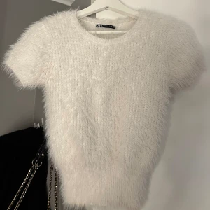 Zara topp - Vit fluffig topp från zara🤍