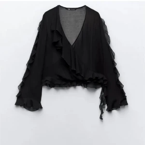 Zara Blus - En blus från Zara men köpt här på plick, säljer pga att den inte passade mig. Orginalpris är 380 kr.💕