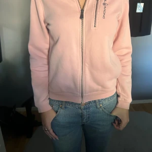 Märkes zip up - Rosa sail racing zip up/hoodie i storlek 160-170 alltså XS till S. I nyskick men använd några gånger. ( original pris 999kr)