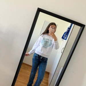 Fin tröja från kenzo - Super fin tröja från kenzo, Bra skick, köpt på nk, blå och vit, tröjan är storlek 152 men passar ändå mig som är 164.