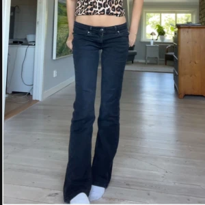 Lågmidjade jeans  - Helt oanvända lee jeans! Köpt för 1000kr  midja rakt över 36/37 cm,inerben ca 79 cm Jag är 166cm💖 